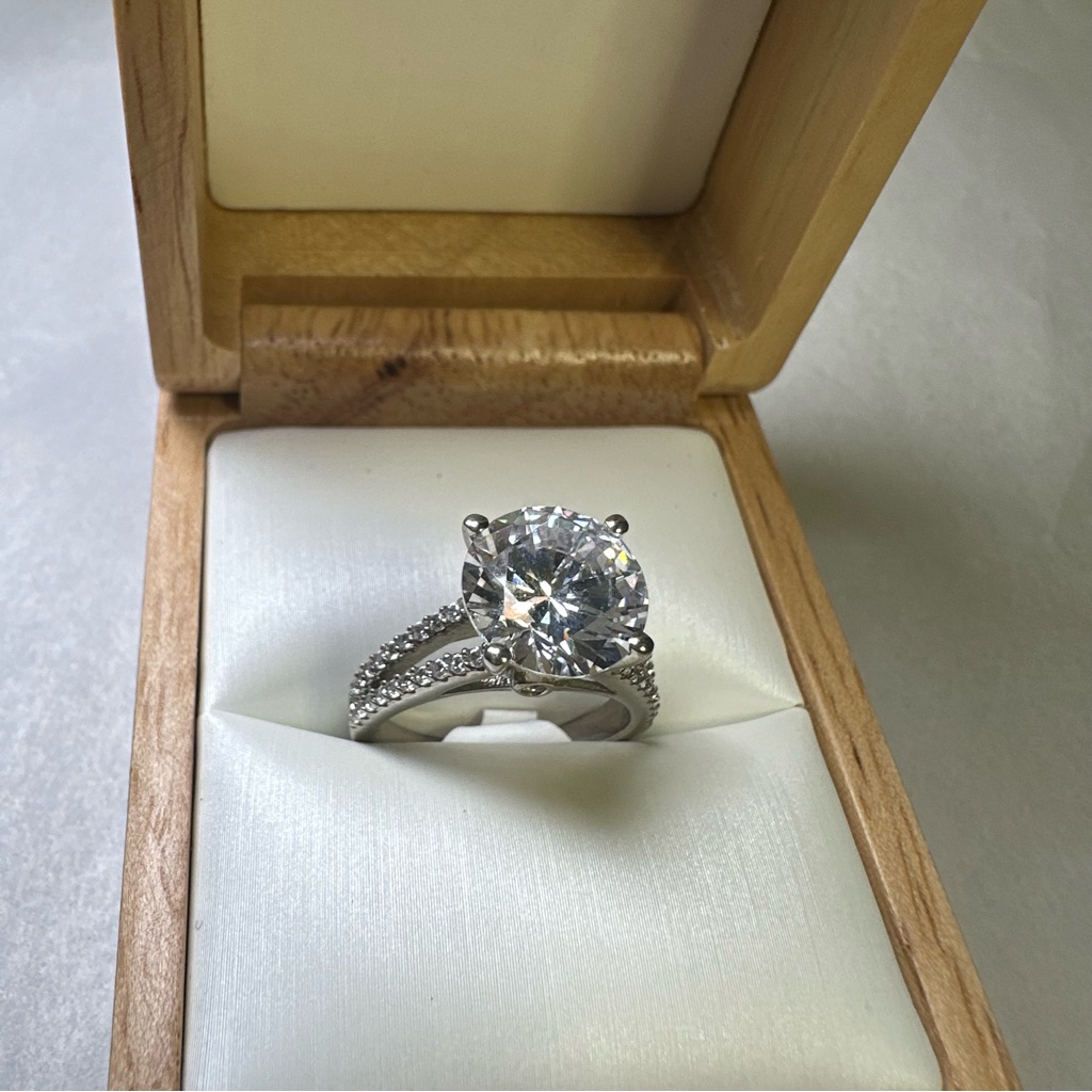 Elegant Silver Ring With Sparkling Gemstone